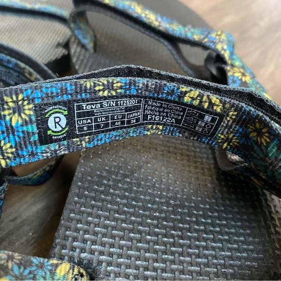 Floral TEVA water proof adjustable straps sandals - Picture 6 of 6